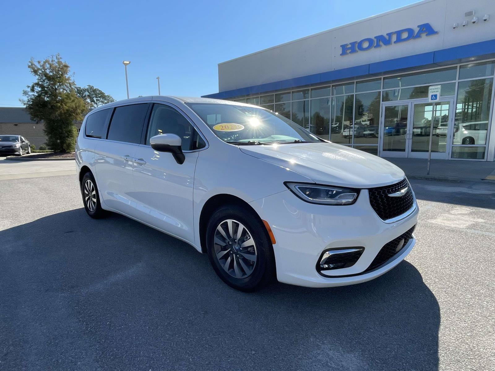 Used 2023 Chrysler Pacifica Touring-L
