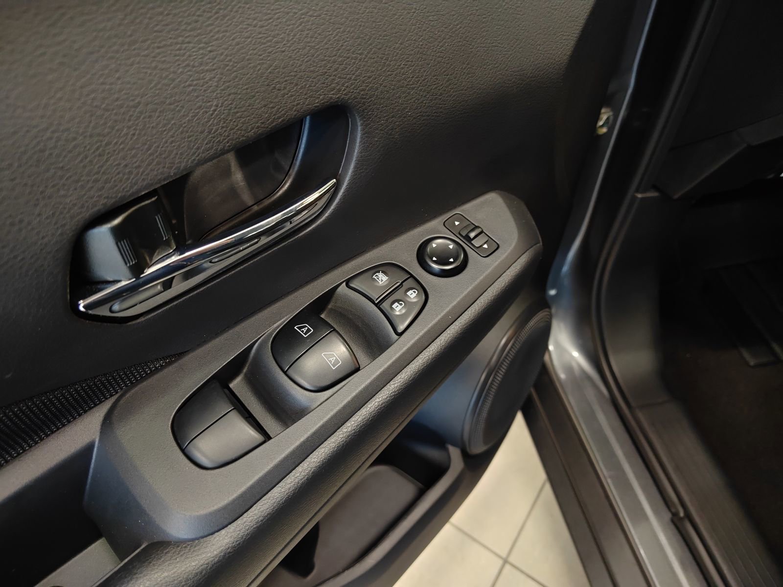 Used 2024 Nissan Kicks SV image 10