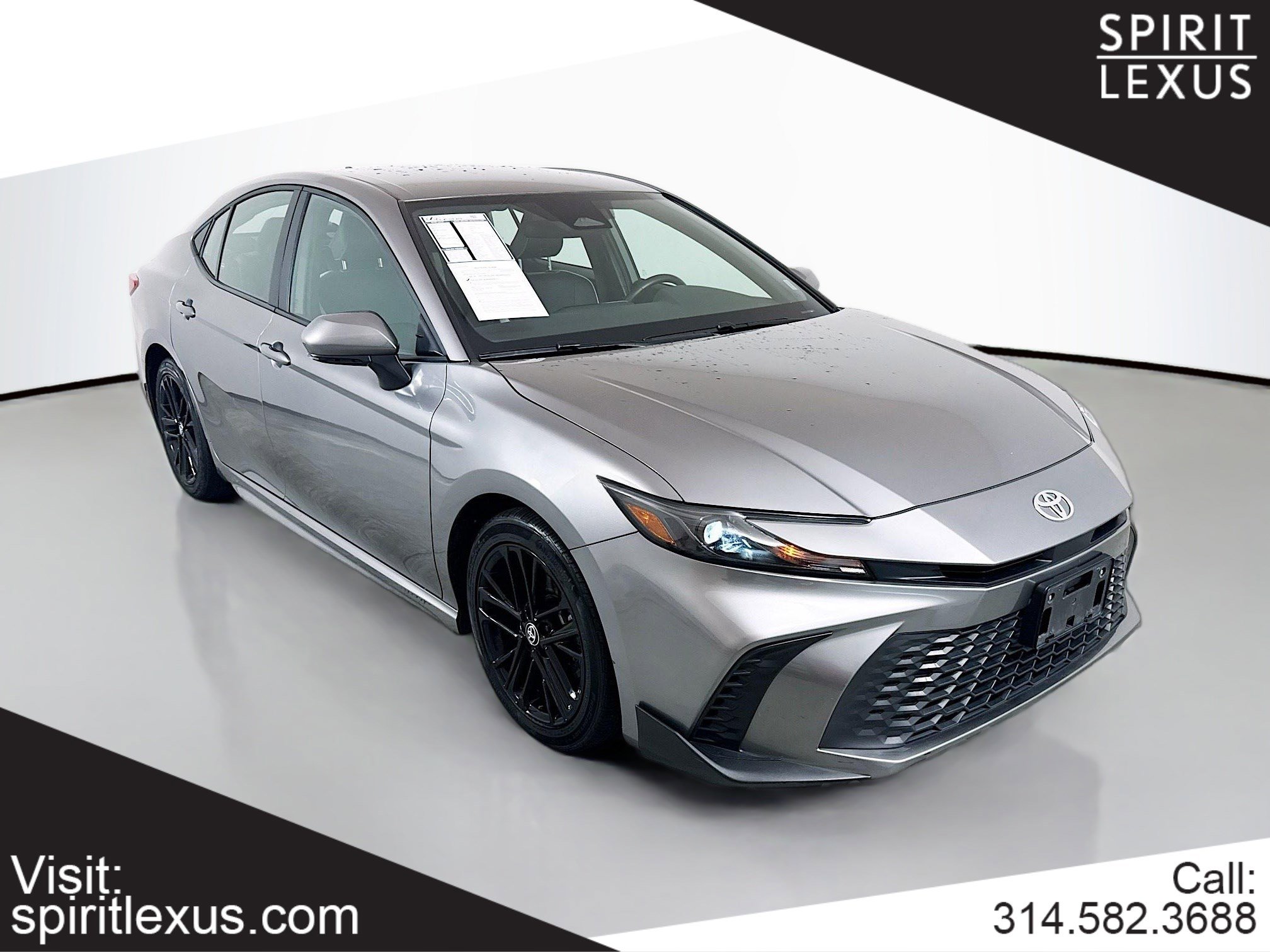 Used 2025 Toyota Camry SE image 1