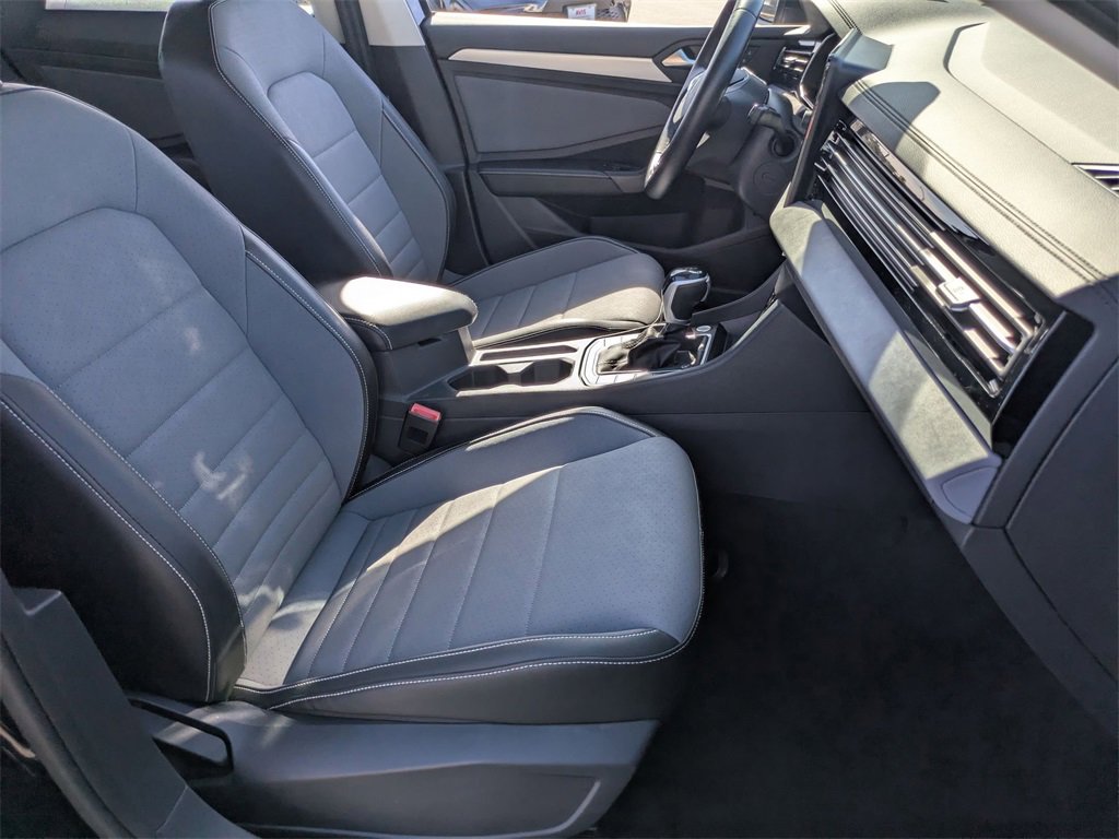 Used 2025 Volkswagen Jetta SE image 27