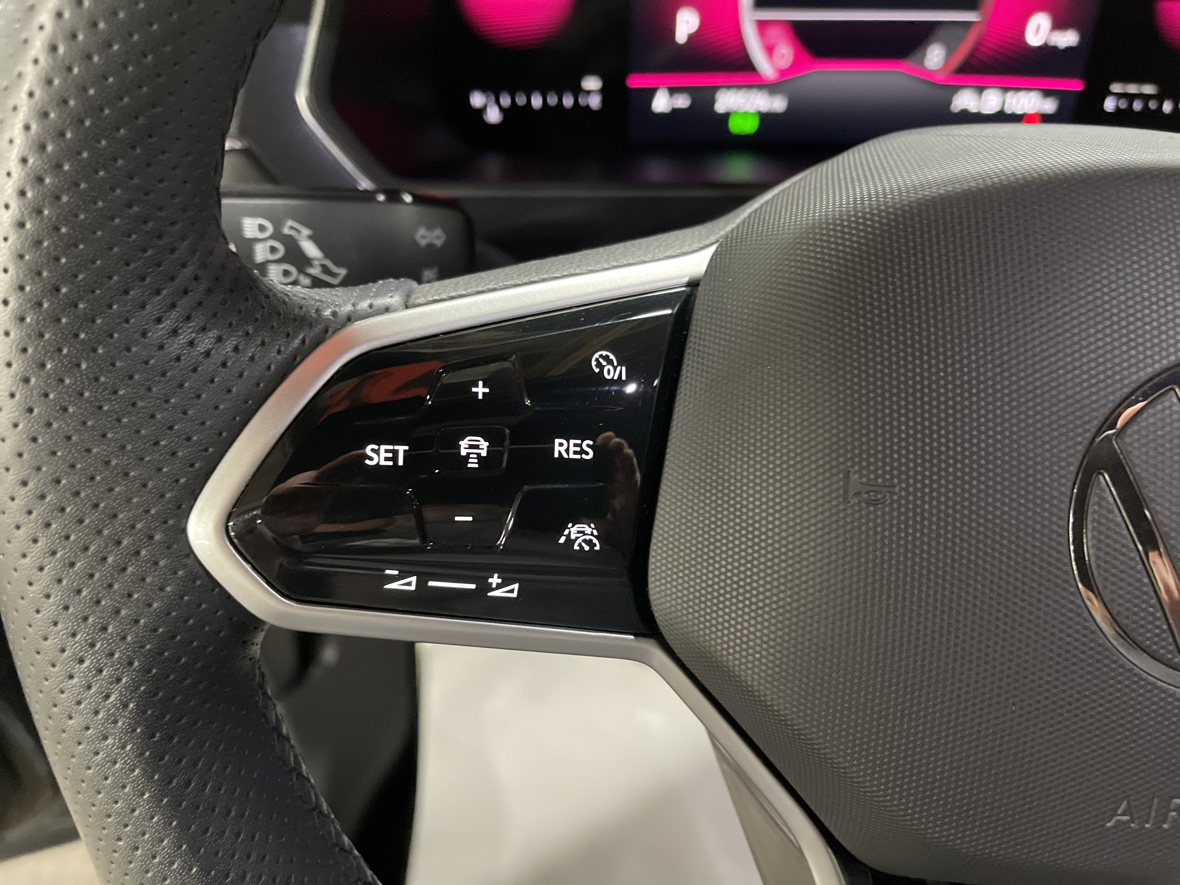 Used 2022 Volkswagen Tiguan SE R-Line image 19