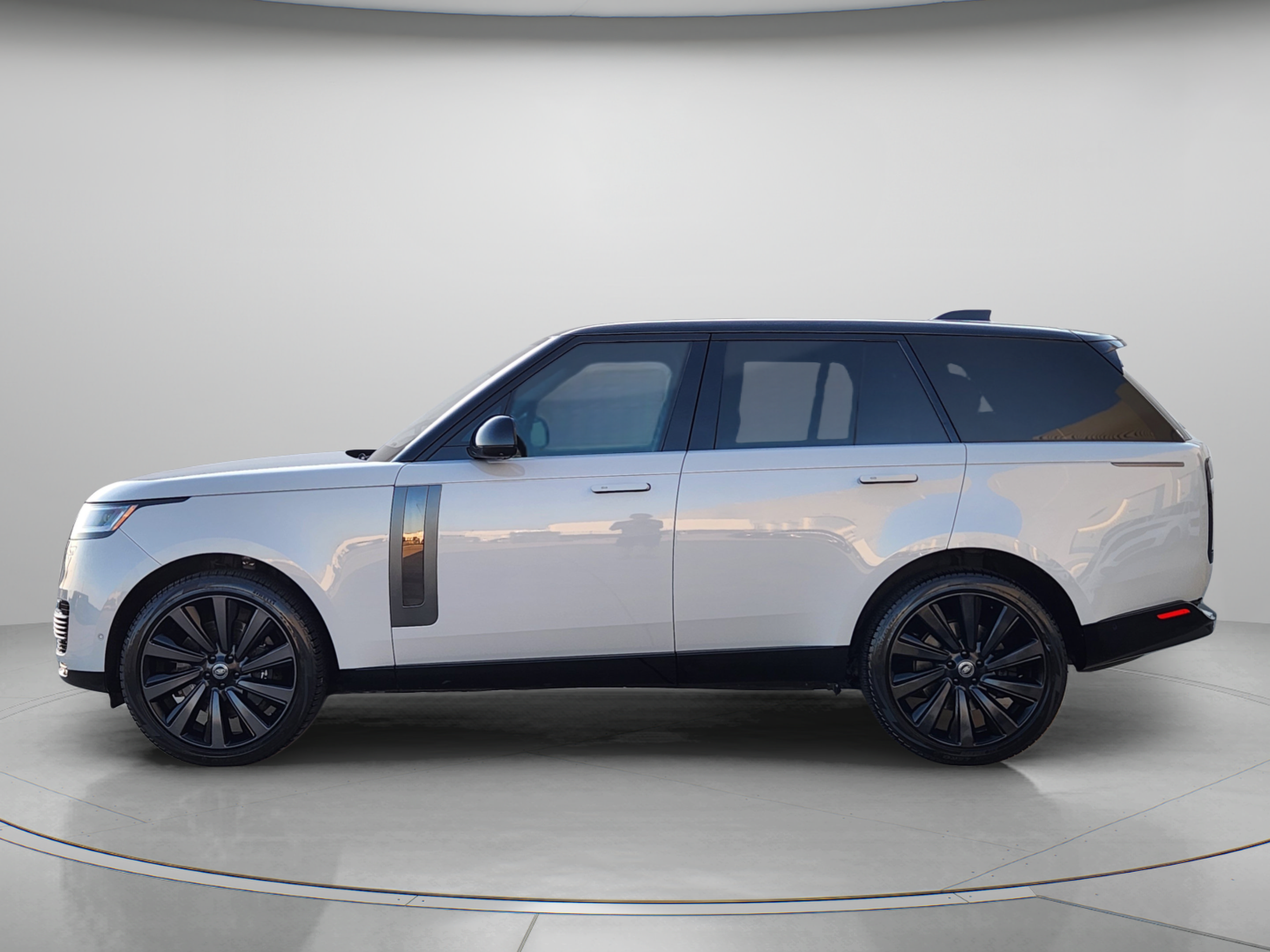 Used 2023 Land Rover Range Rover SV AWD/4WD image 2