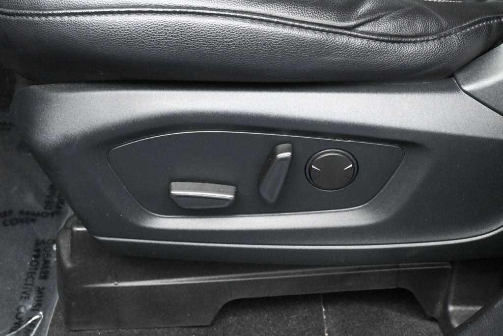 Used 2020 Ford Explorer XLT w/ Equipment Group 202A AWD/4WD image 12