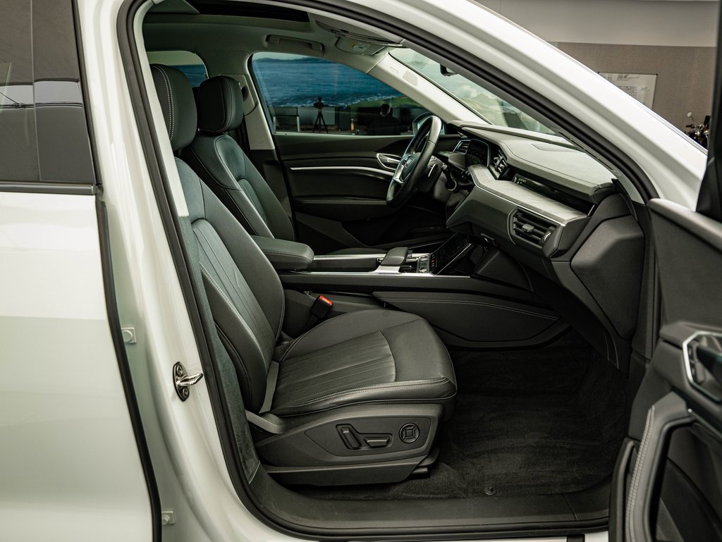 Used 2021 Audi e-tron Premium Plus w/ Premium Plus Package image 35