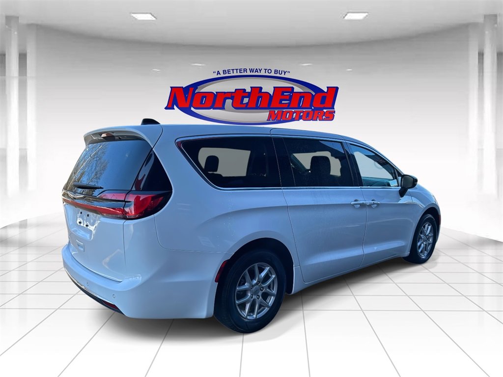 Used 2024 Chrysler Pacifica Touring-L image 3