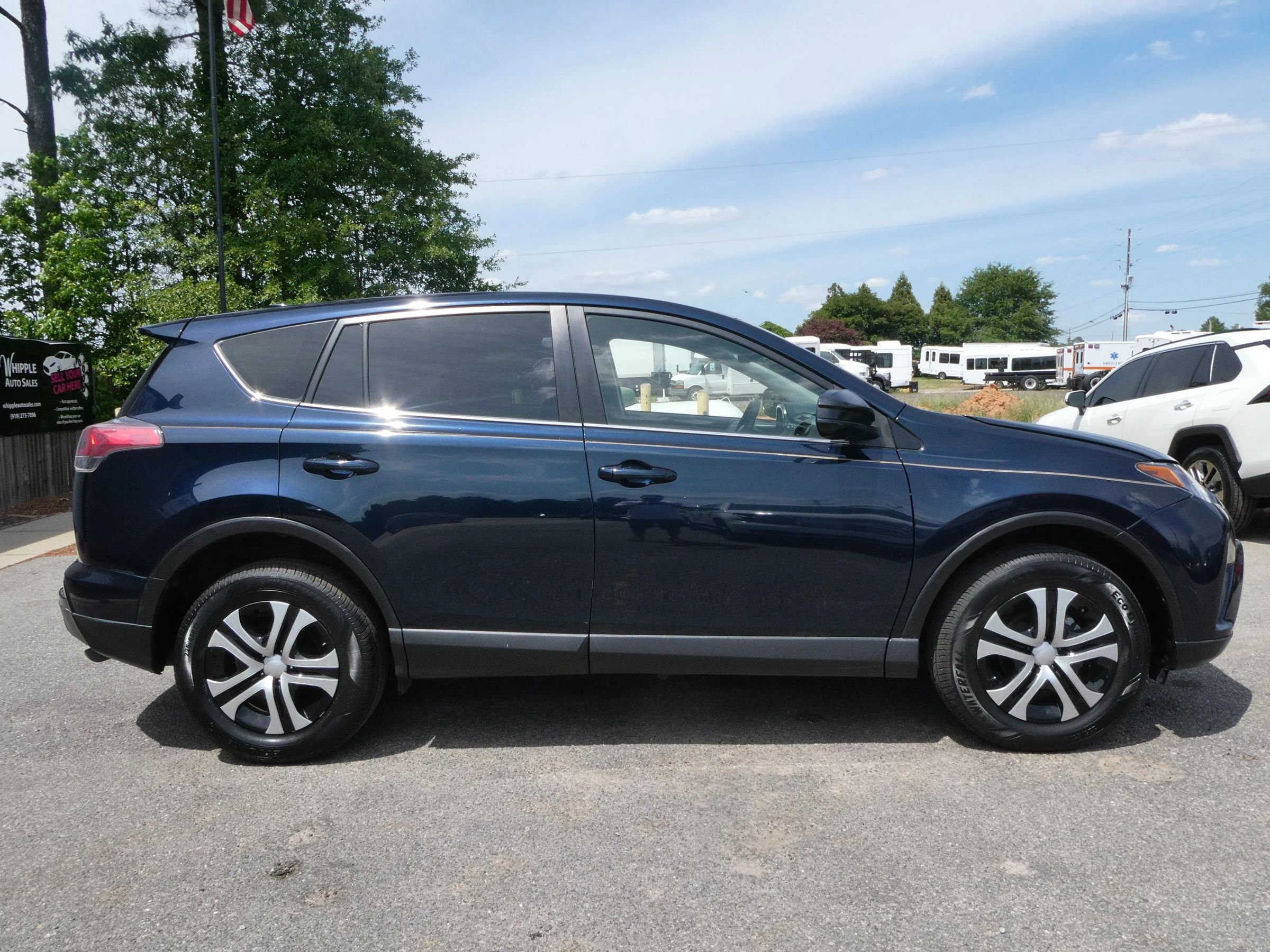 Used 2018 Toyota RAV4 LE AWD/4WD image 4