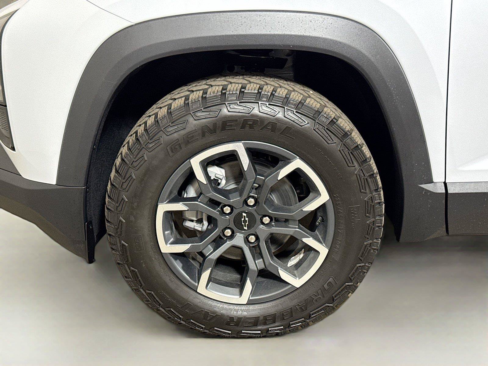 New 2026 Chevrolet Equinox ACTIV w/ Convenience Package III AWD/4WD image 19