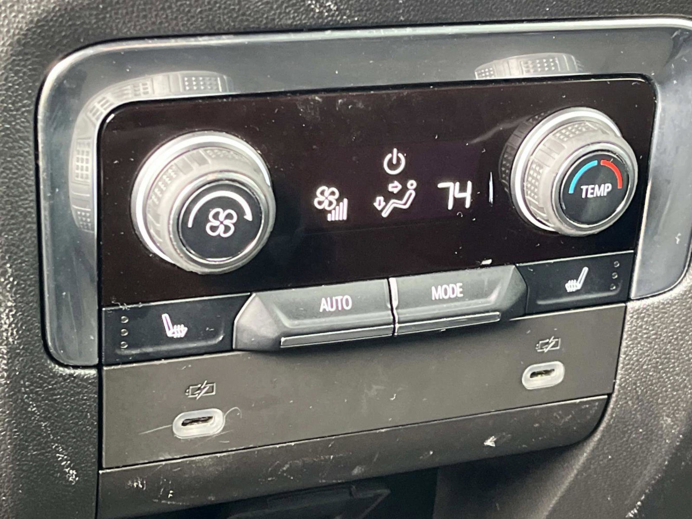 Used 2023 Chevrolet Suburban Premier AWD/4WD image 17