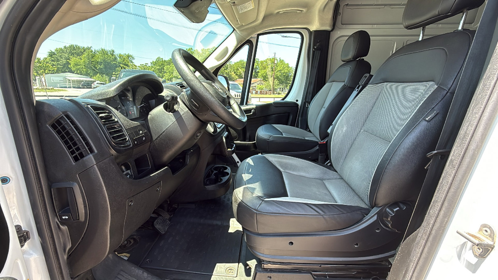 Used 2025 RAM ProMaster 2500 w/ Convenience Group FWD image 10