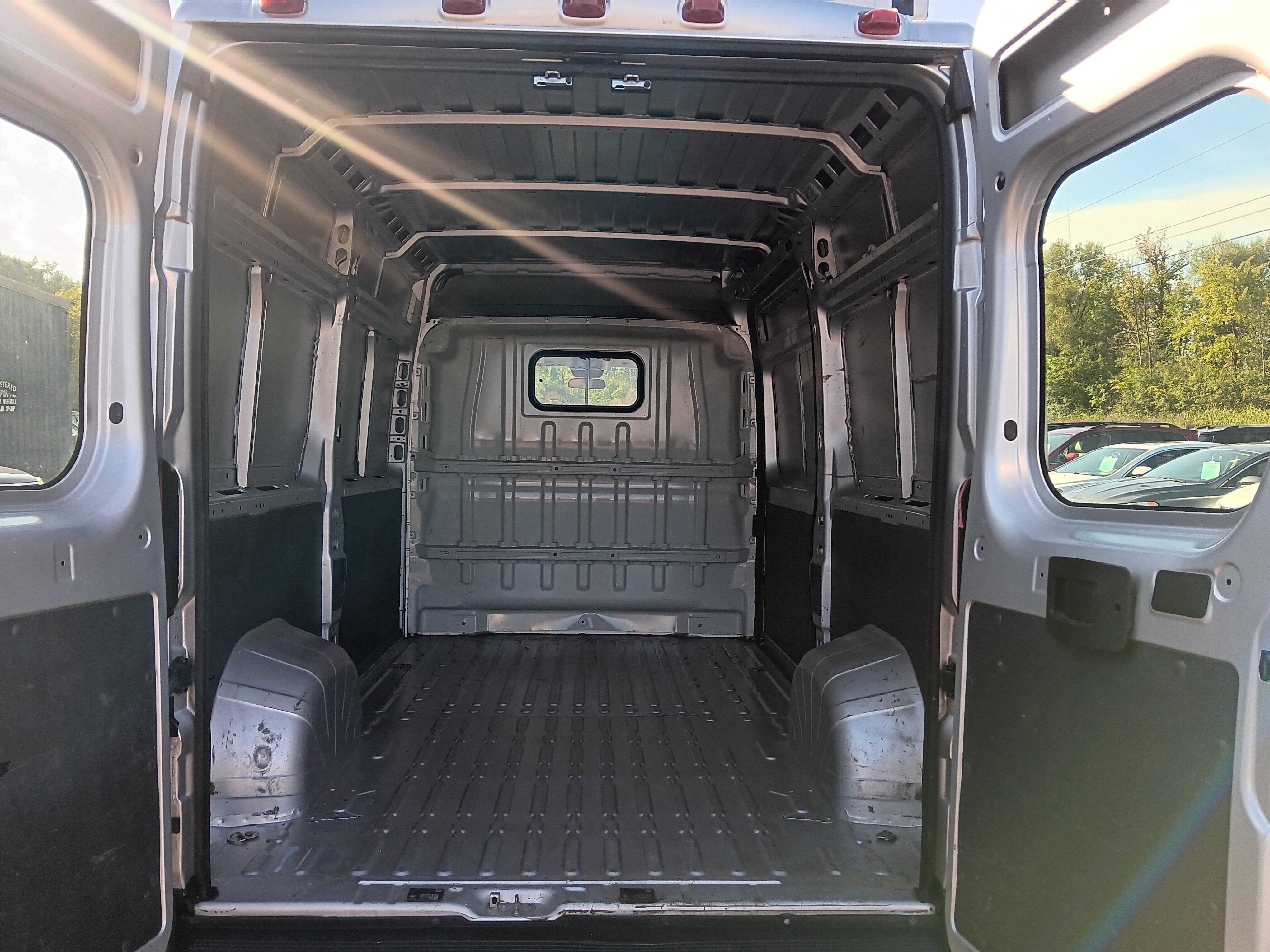 Used 2014 RAM ProMaster 2500 w/ Premium Appearance Group FWD image 4