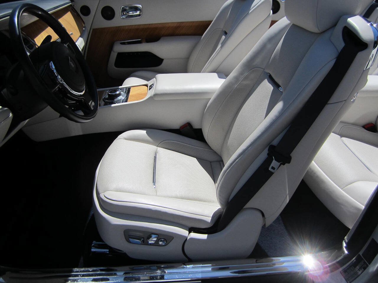 Used 2016 Rolls-Royce Dawn RWD image 36