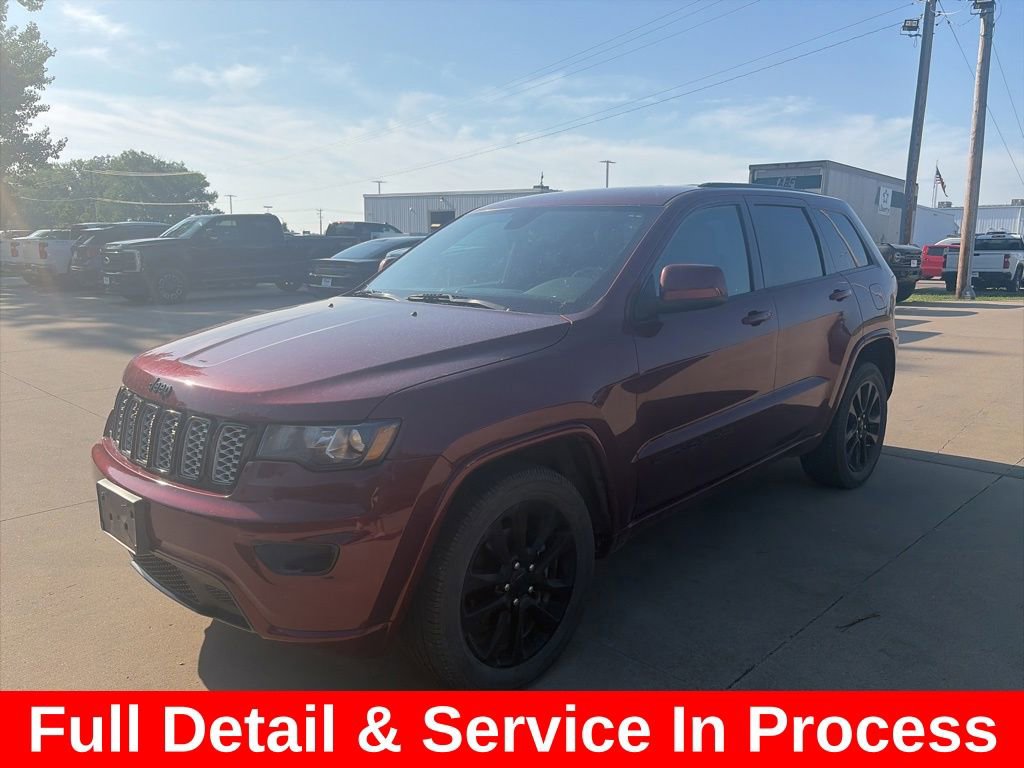 Used 2019 Jeep Grand Cherokee Altitude AWD/4WD image 3