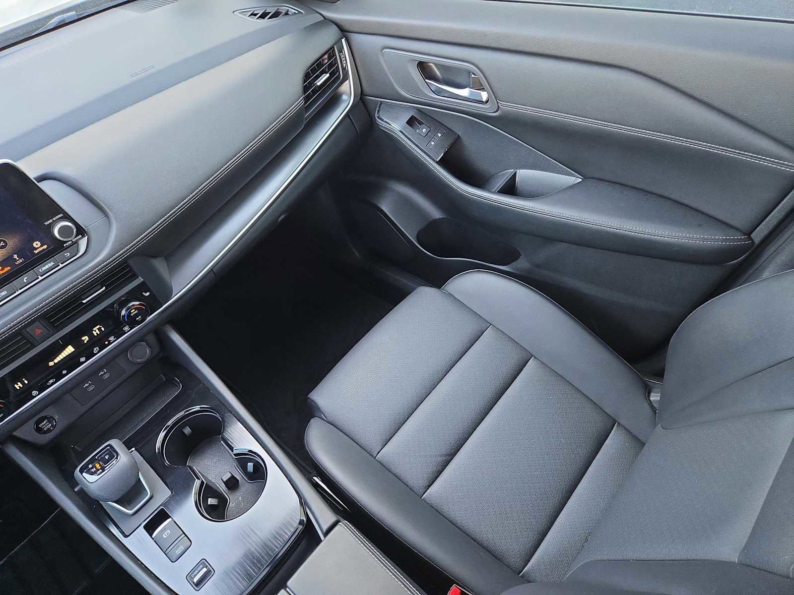Used 2024 Nissan Rogue SV w/ SV Premium Package image 15