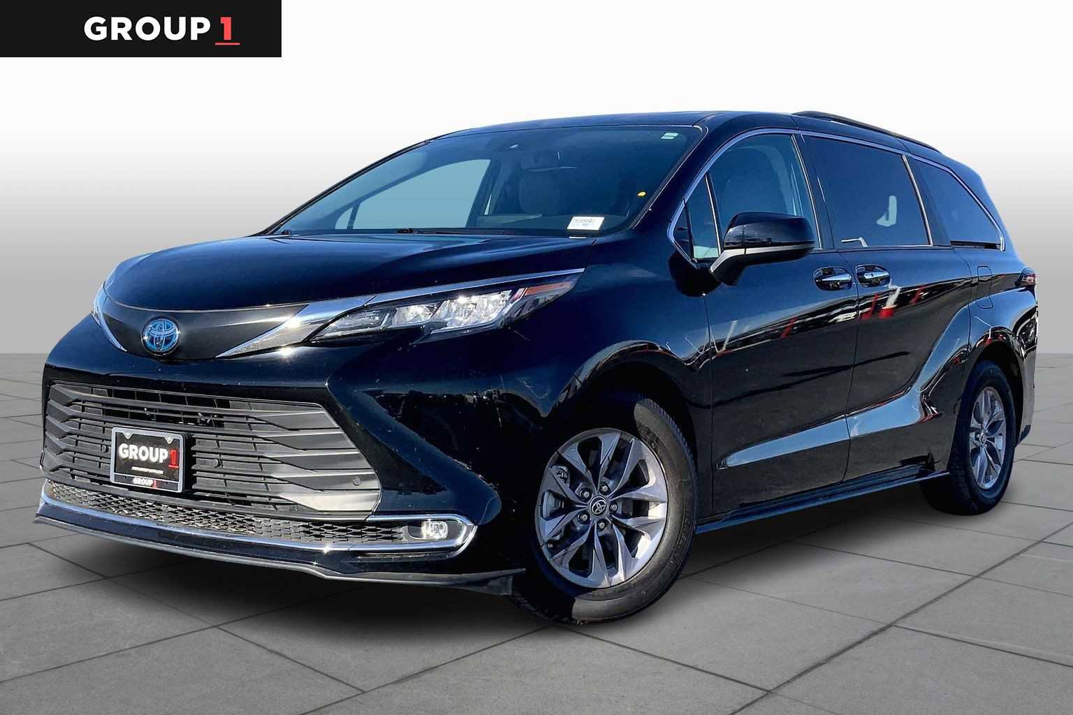 Used 2023 Toyota Sienna XLE image 1