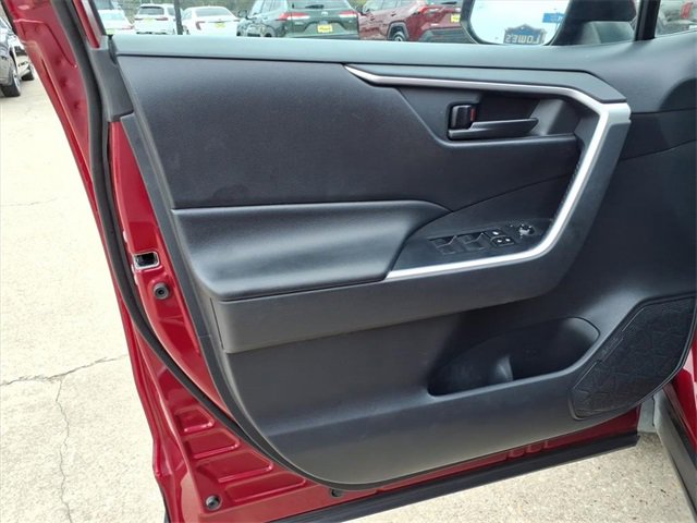 Used 2019 Toyota RAV4 LE image 18