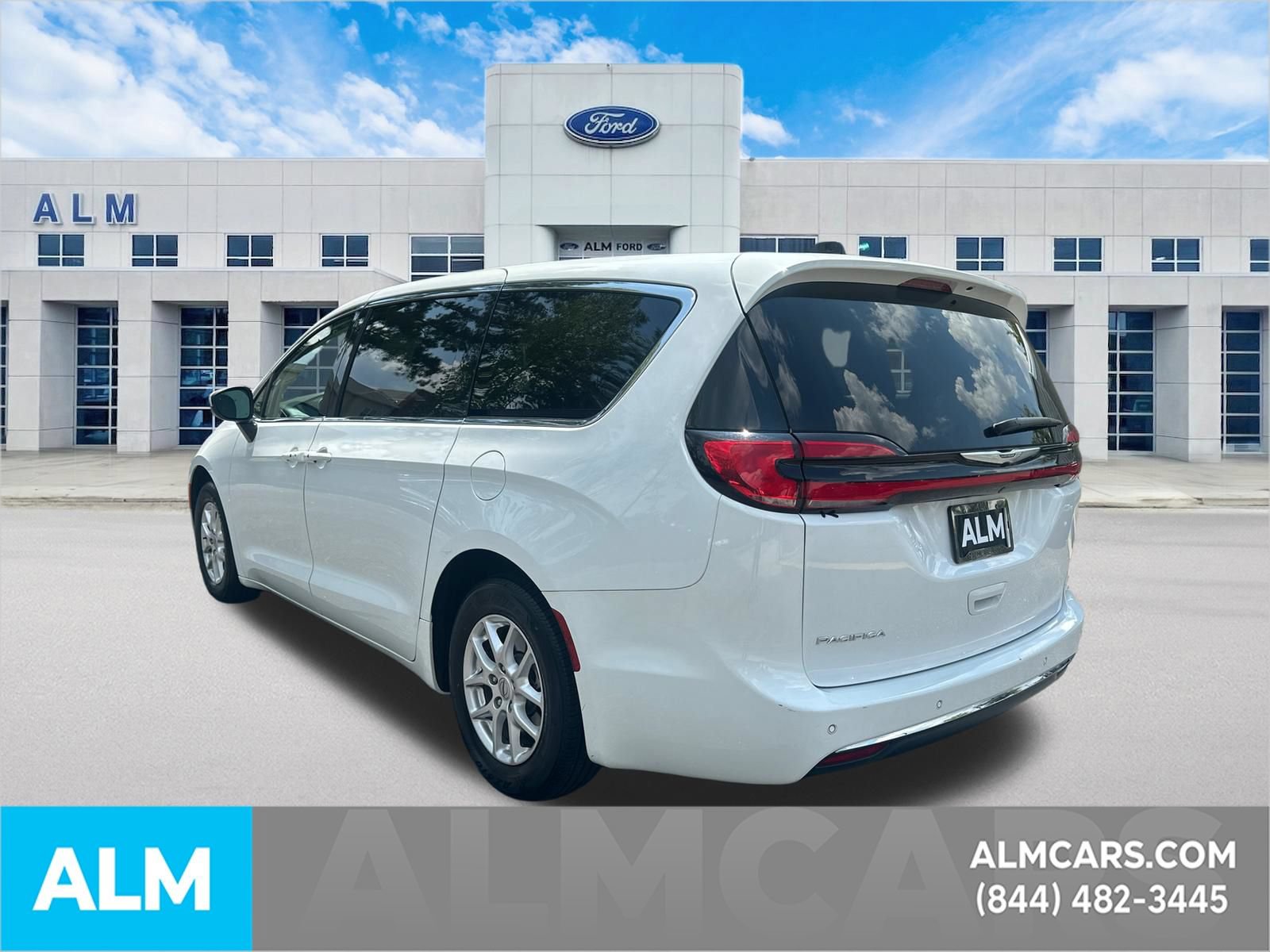Used 2023 Chrysler Pacifica Touring-L FWD image 8