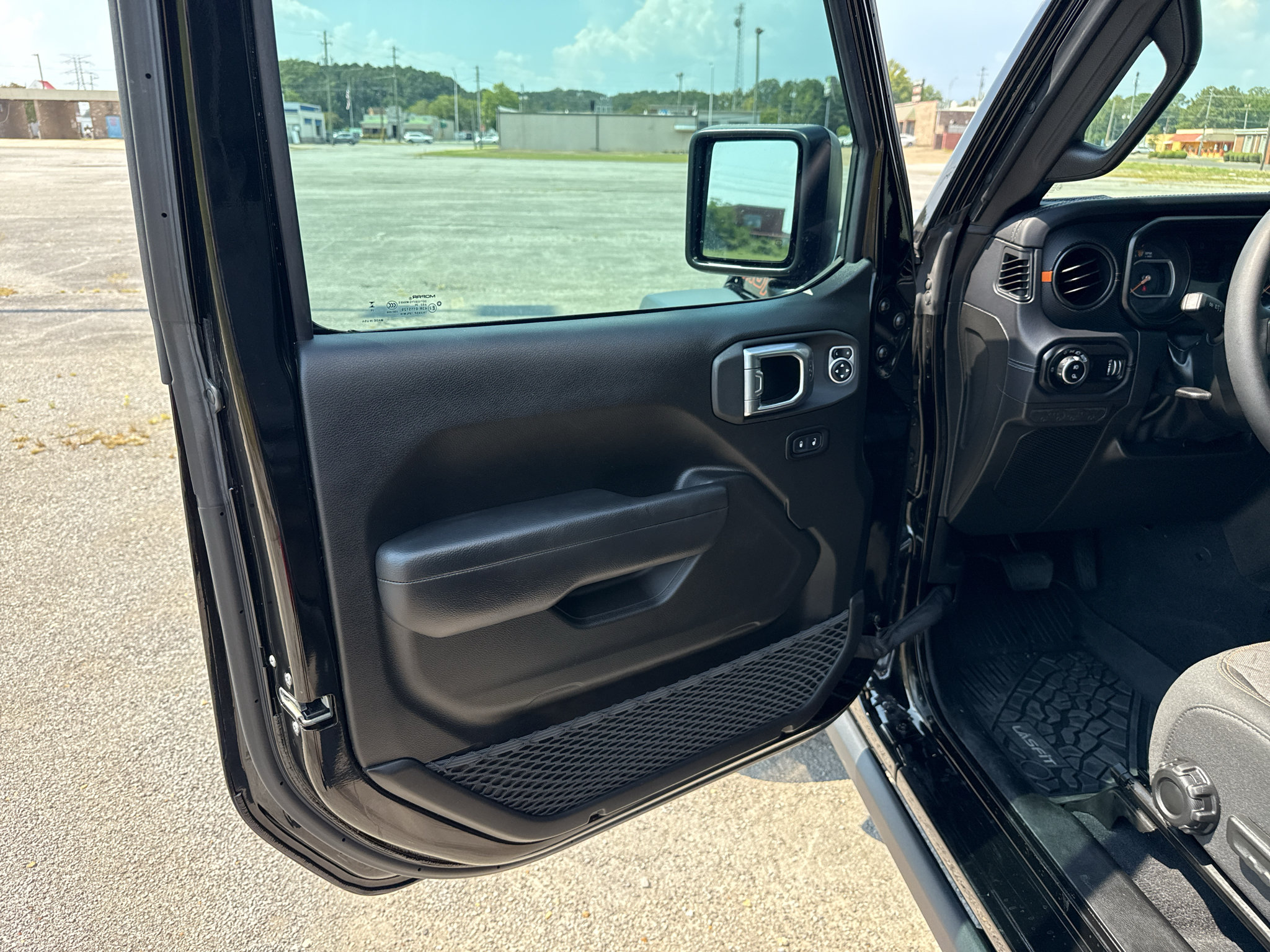 Used 2025 Jeep Gladiator Mojave AWD/4WD image 13