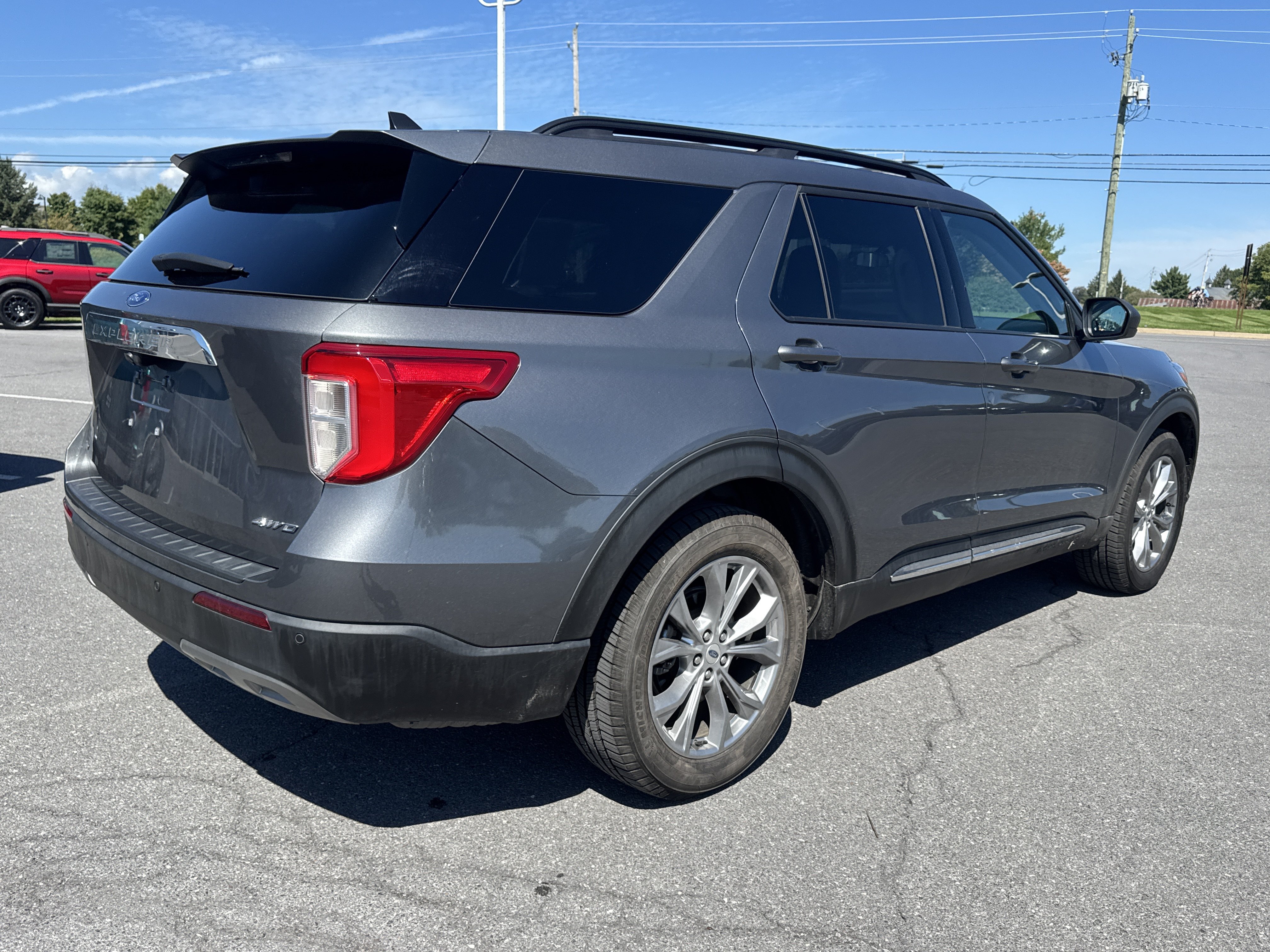 Used 2022 Ford Explorer XLT w/ Equipment Group 202A AWD/4WD image 3