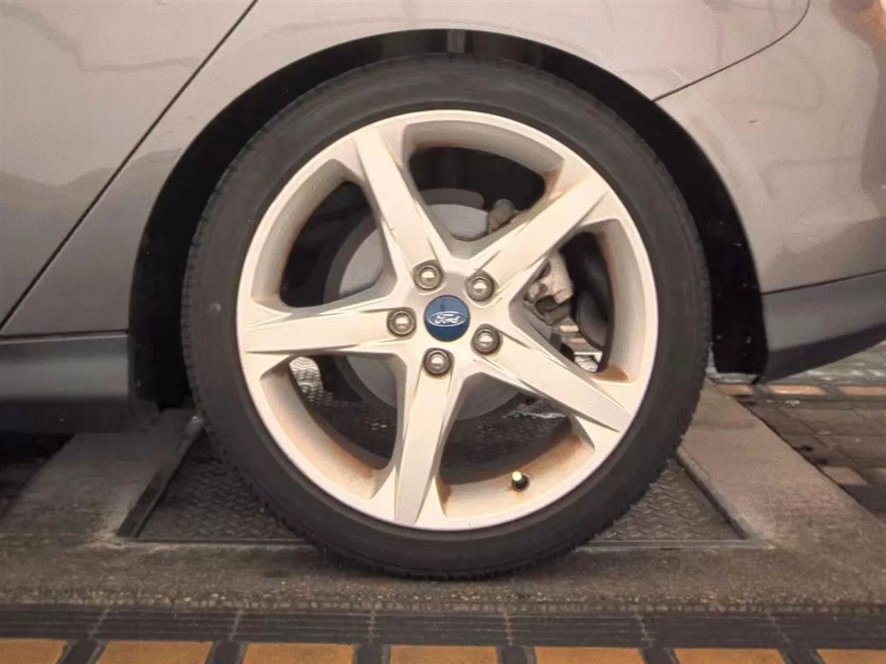 Used 2014 Ford Focus Titanium FWD image 12