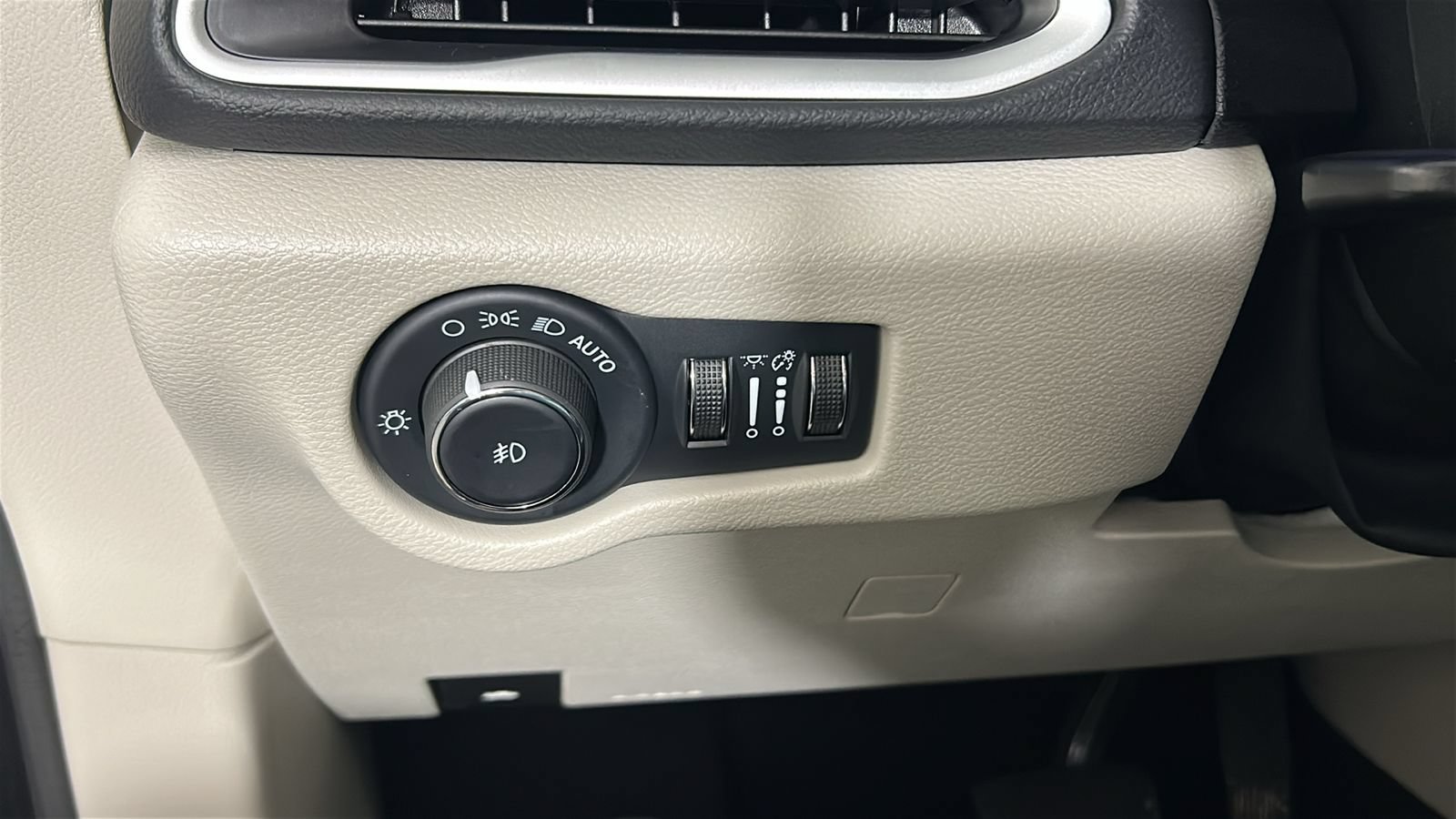 Used 2024 Chrysler Pacifica Touring-L FWD image 22
