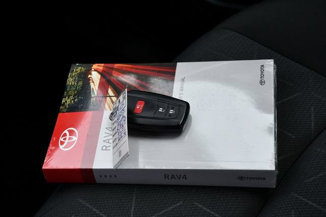 Used 2025 Toyota RAV4 XLE AWD/4WD image 35