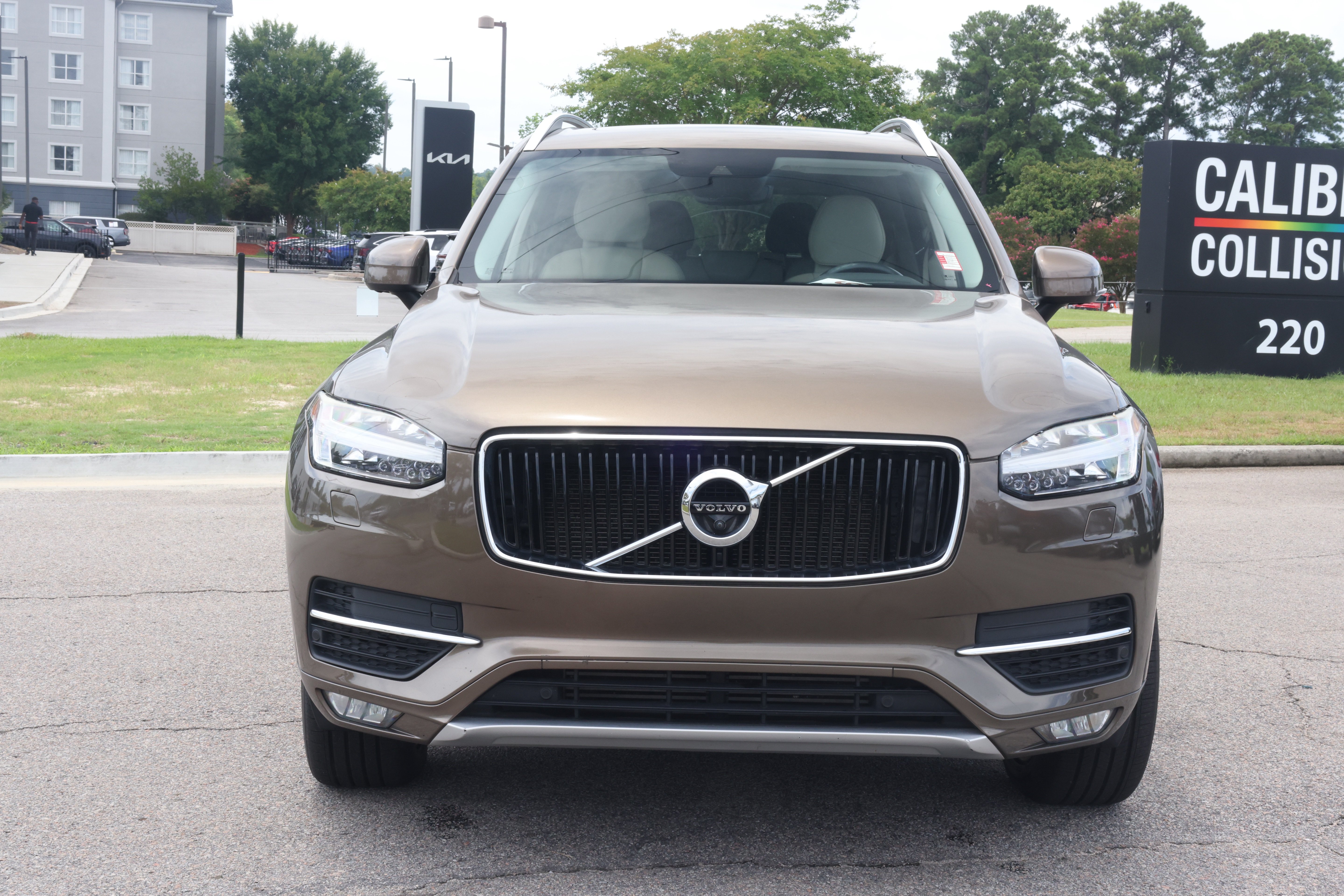 Used 2017 Volvo XC90 T6 Momentum w/ Vision Package AWD/4WD image 8