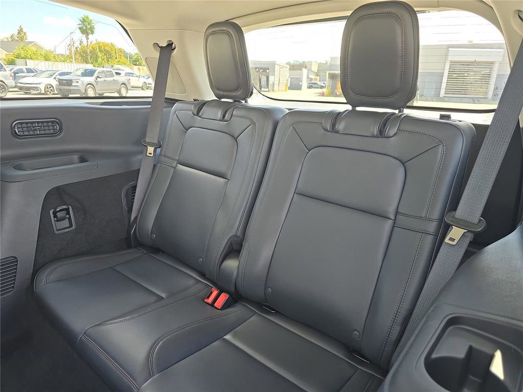 Used 2025 Lincoln Aviator Reserve w/ Equipment Group 201A image 11