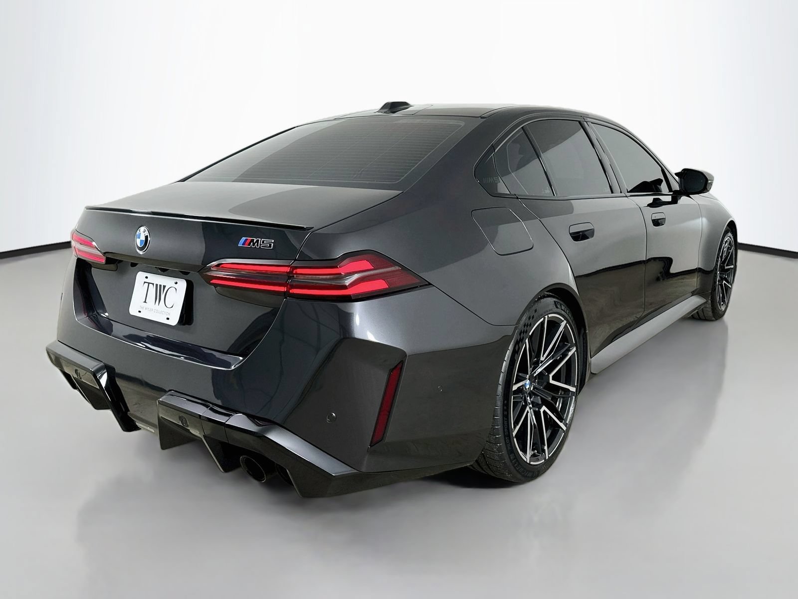 Used 2025 BMW M5 w/ Executive Package AWD/4WD image 5