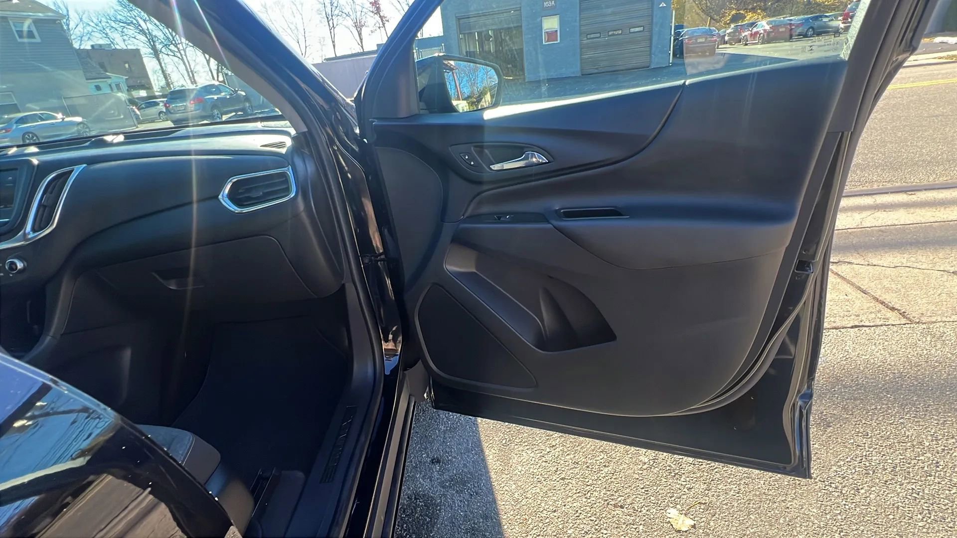 Used 2023 Chevrolet Equinox LT w/ Driver Convenience Package image 30