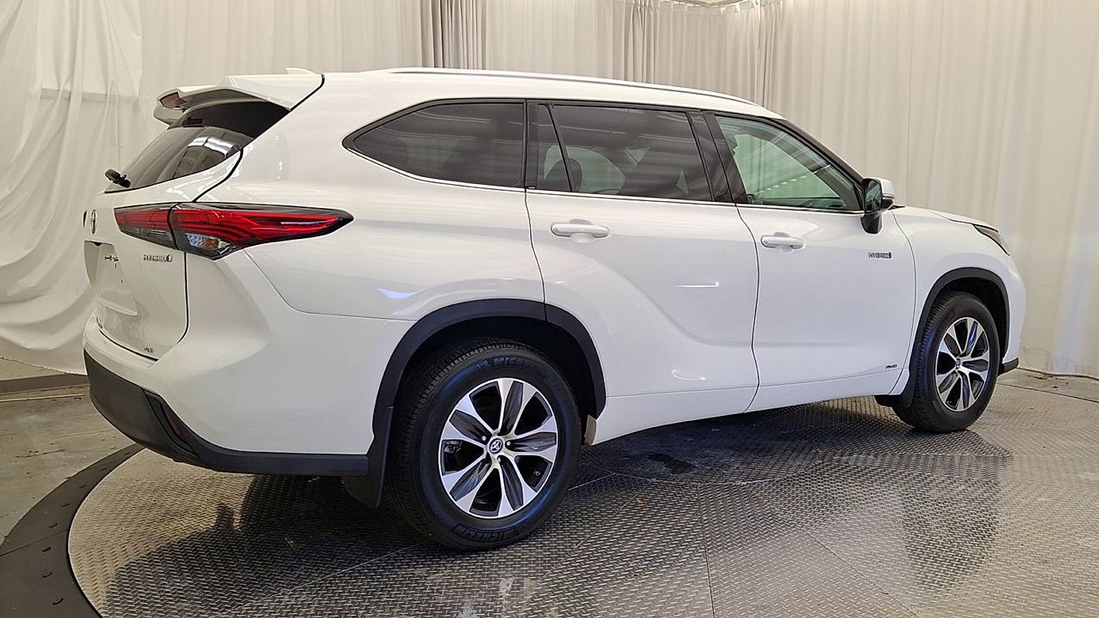 Certified 2020 Toyota Highlander XLE AWD/4WD image 6