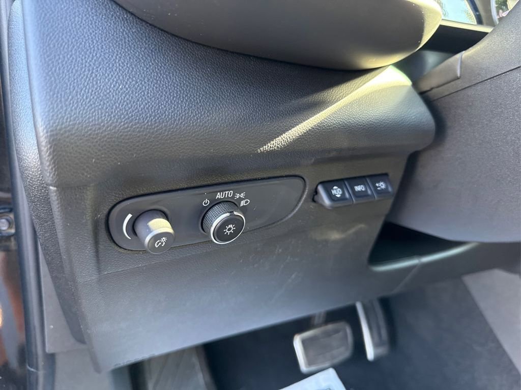 Used 2022 Buick Envision Essence w/ Technology Package II image 41