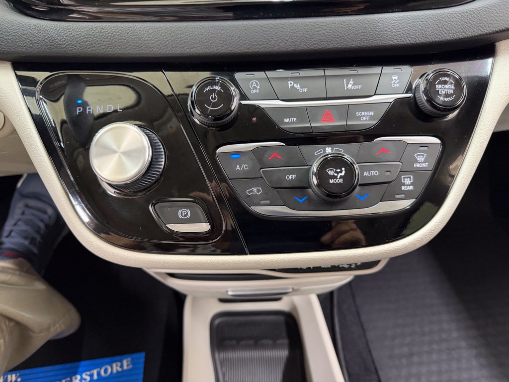 Used 2024 Chrysler Pacifica Touring-L FWD image 29