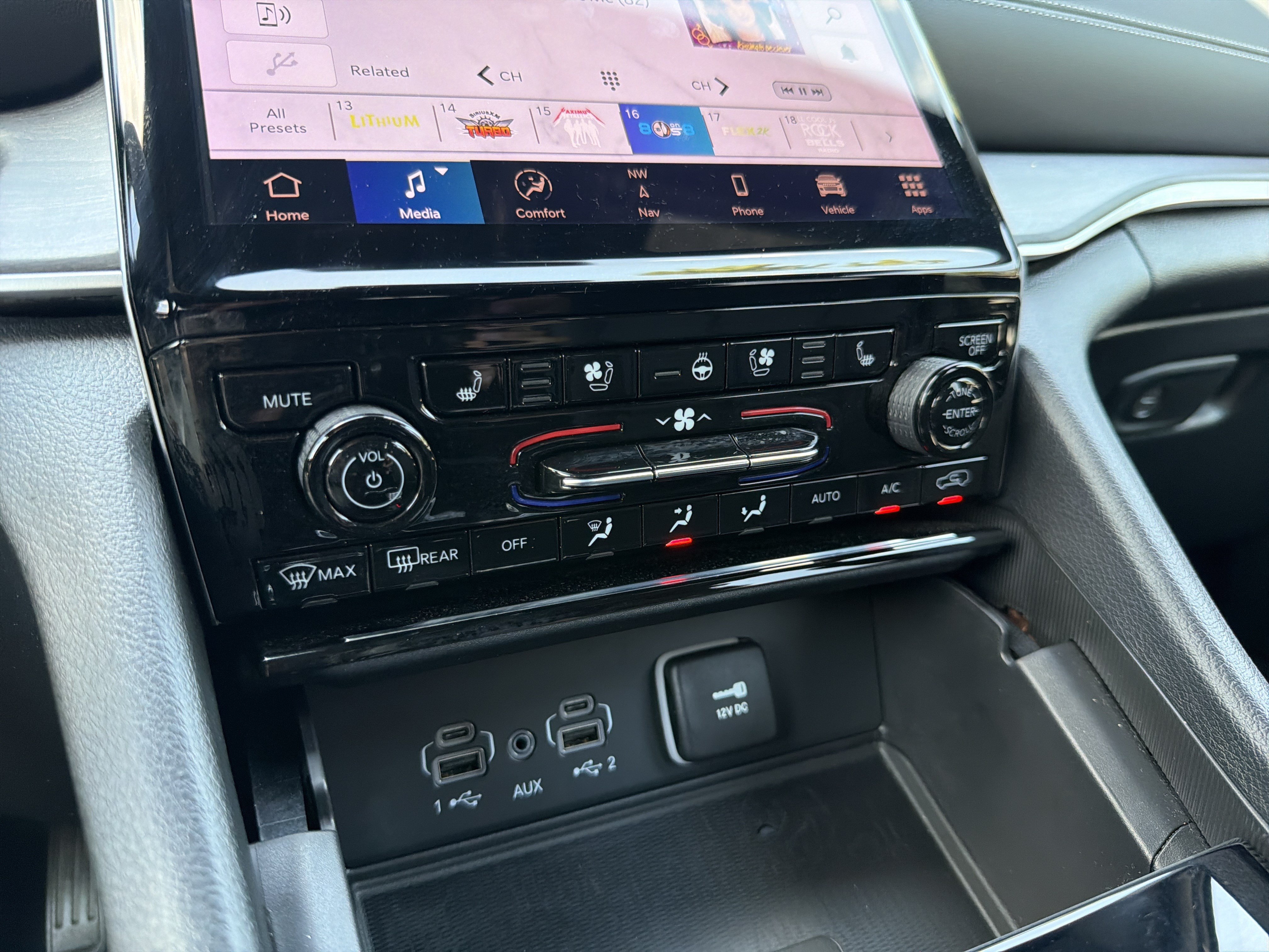 Used 2025 Jeep Grand Cherokee Limited w/ Luxury Tech Group II RWD image 26