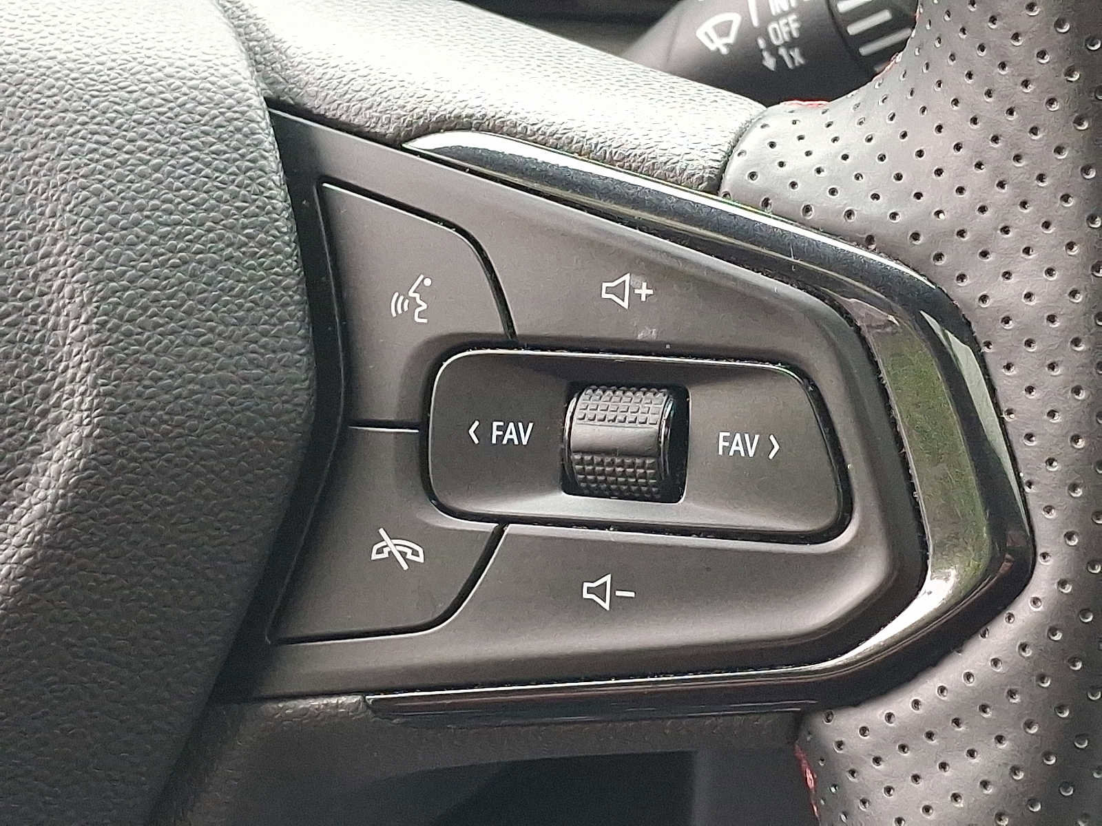 Used 2025 Chevrolet Trax RS w/ Sunroof Package FWD image 23