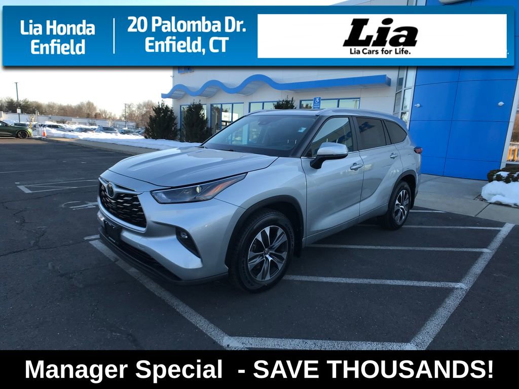 Used 2023 Toyota Highlander XLE image 3