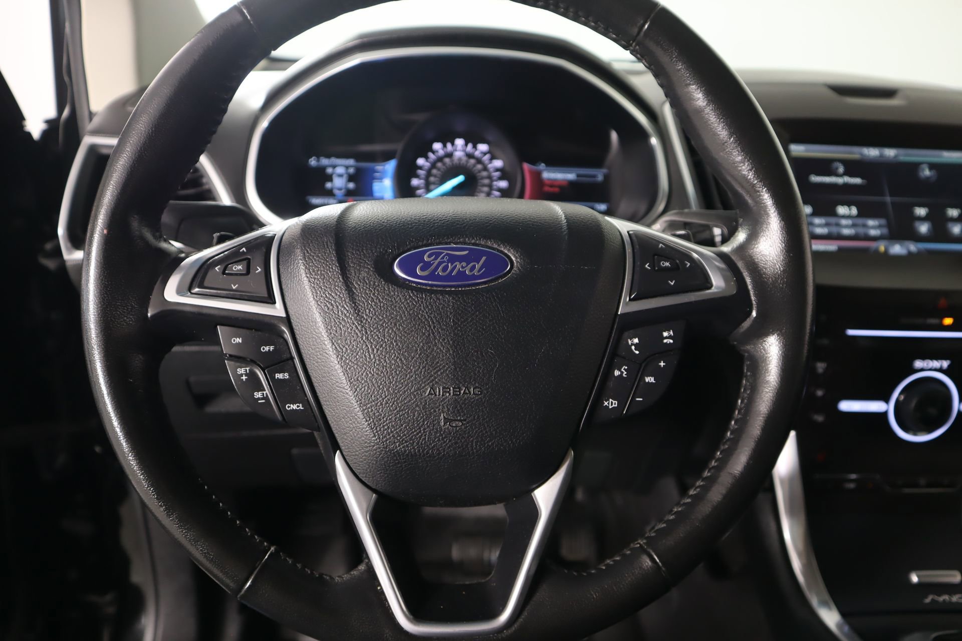 Used 2015 Ford Edge Titanium w/ Technology Package image 3