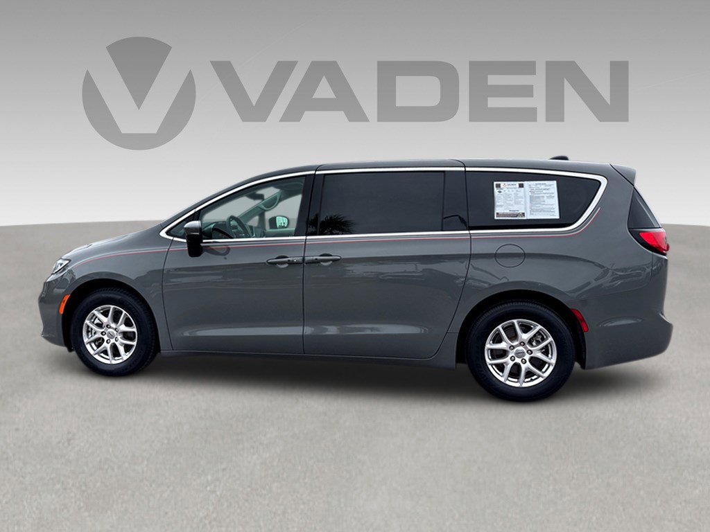 Used 2023 Chrysler Pacifica Touring-L image 26