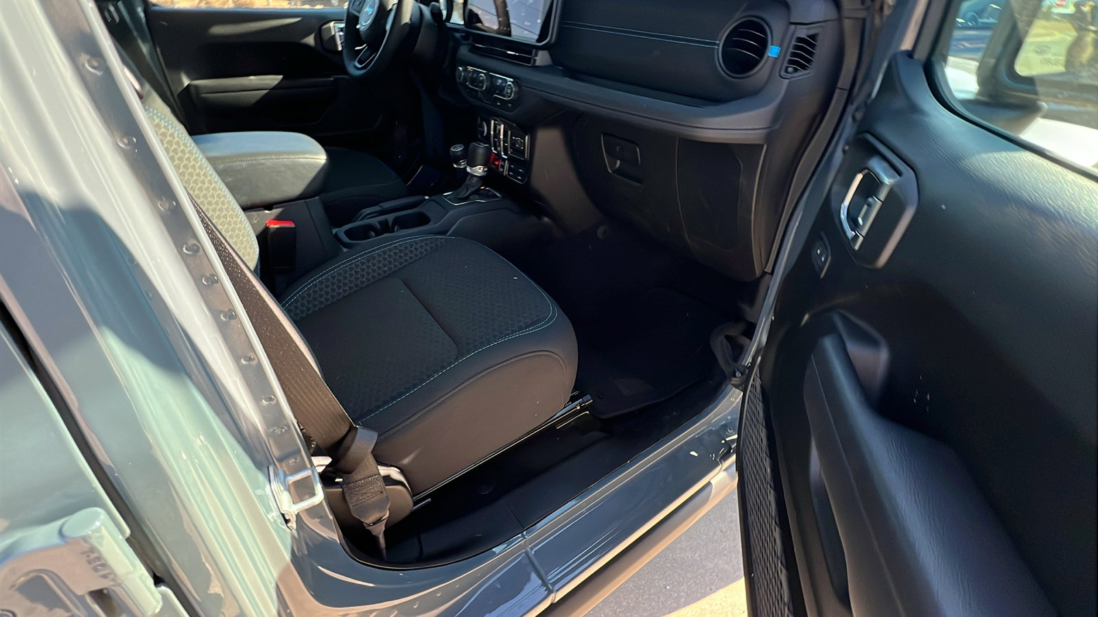 Used 2025 Jeep Wrangler Unlimited Rubicon 4xe w/ Convenience Group image 19