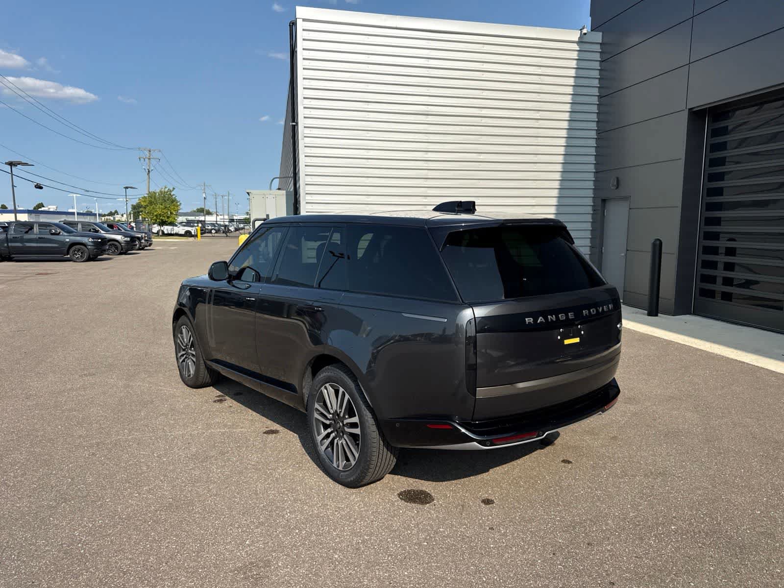 Used 2023 Land Rover Range Rover SE AWD/4WD image 3