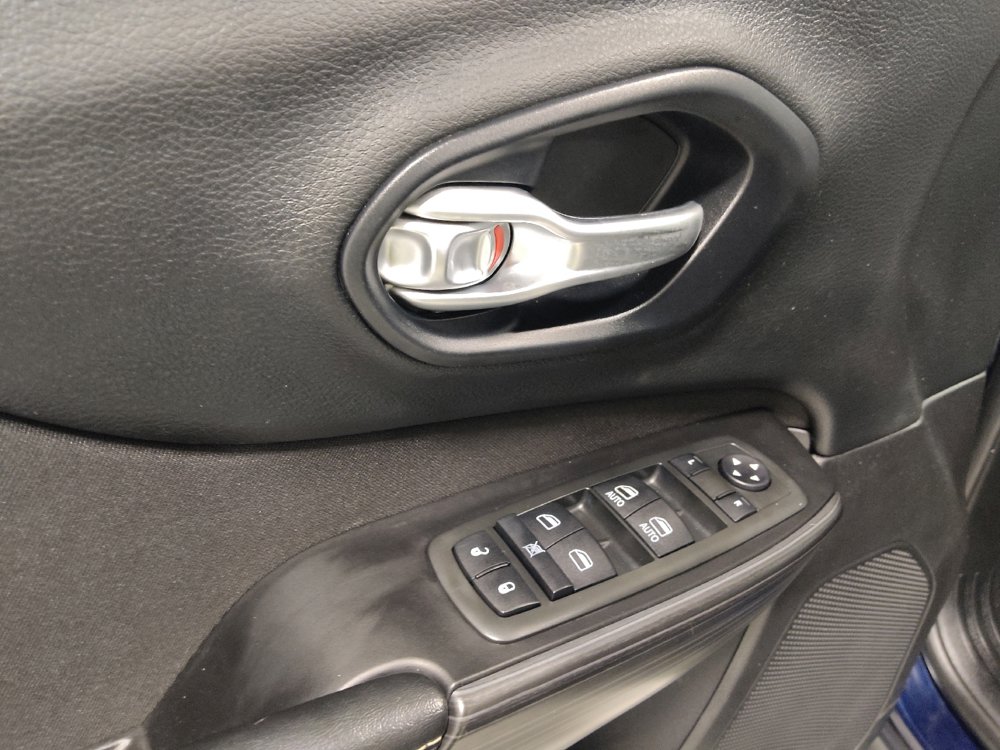 Used 2015 Jeep Cherokee Latitude w/ Cold Weather Group image 27