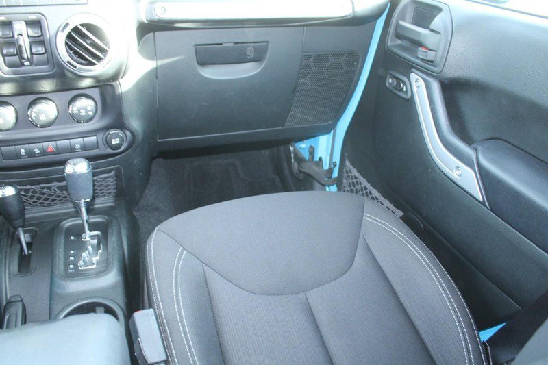 Used 2017 Jeep Wrangler Unlimited Sahara w/ Connectivity Group image 17