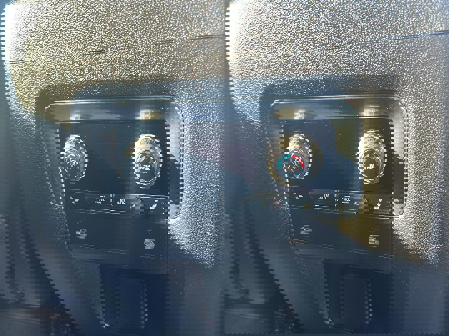 Used 2024 Chevrolet Suburban Premier image 27