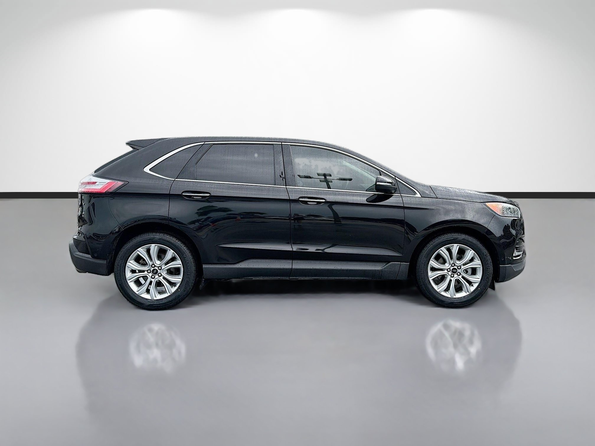 Used 2020 Ford Edge Titanium w/ Equipment Group 301A FWD image 2