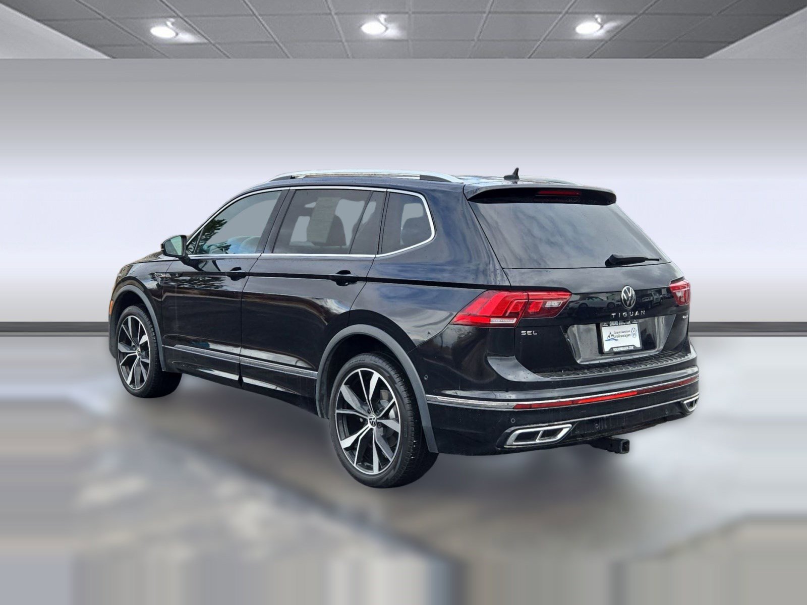 Used 2023 Volkswagen Tiguan SEL R-Line image 3