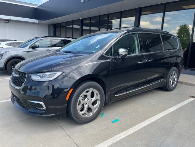Used 2023 Chrysler Pacifica Limited FWD image 4