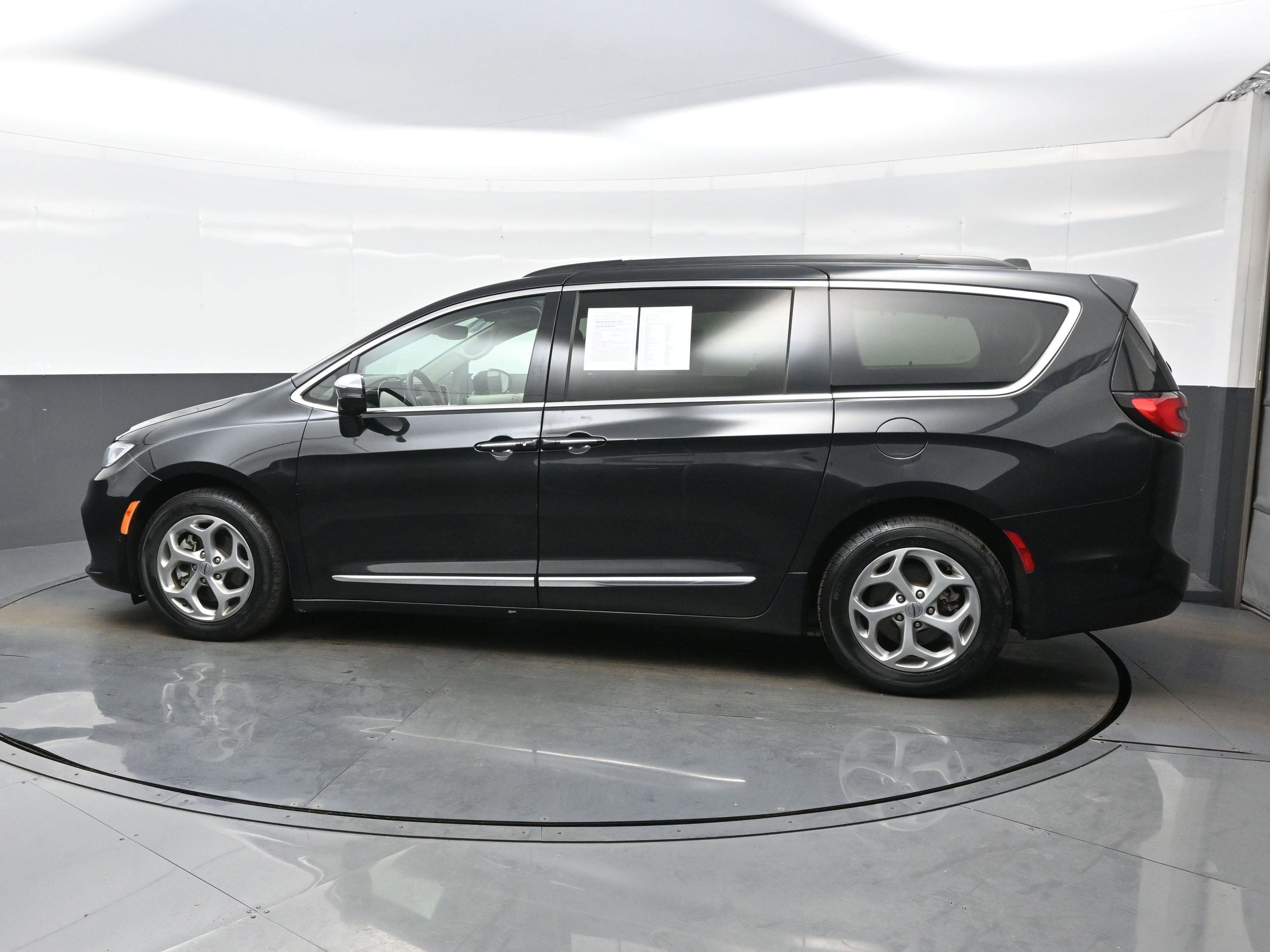 Used 2022 Chrysler Pacifica Limited image 3