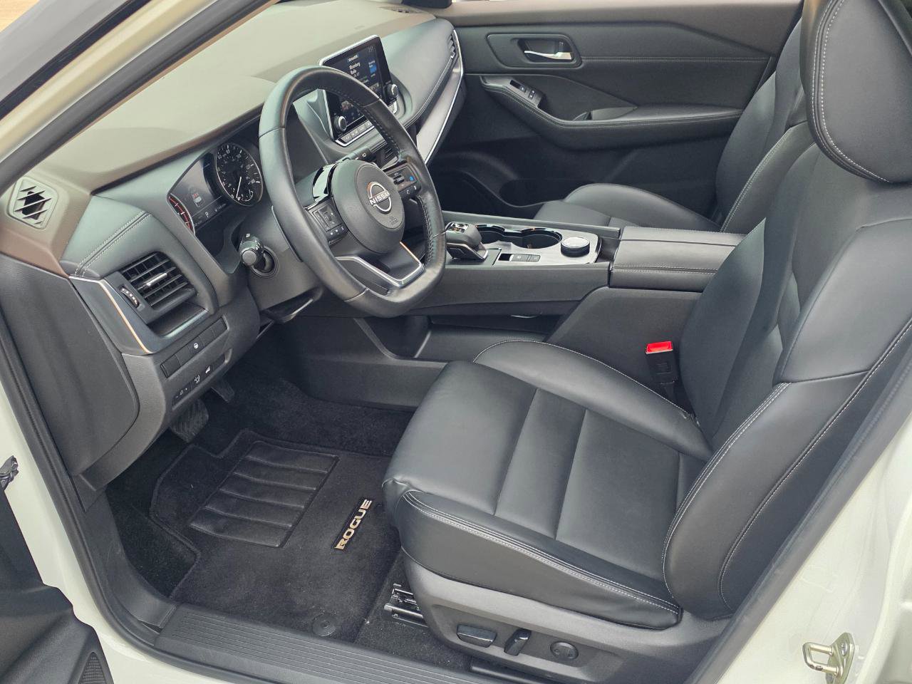 Used 2023 Nissan Rogue SV w/ SV Premium B Package image 6