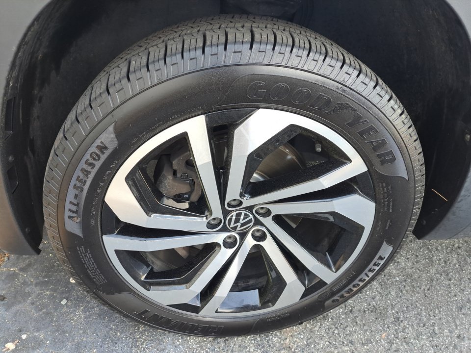 Used 2020 Volkswagen Atlas Cross Sport SEL R-Line AWD/4WD image 26