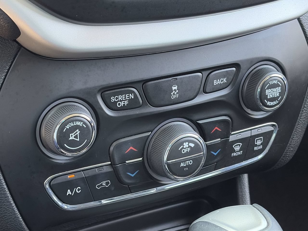 Used 2018 Jeep Cherokee Latitude Plus w/ Comfort/Convenience Group FWD image 26