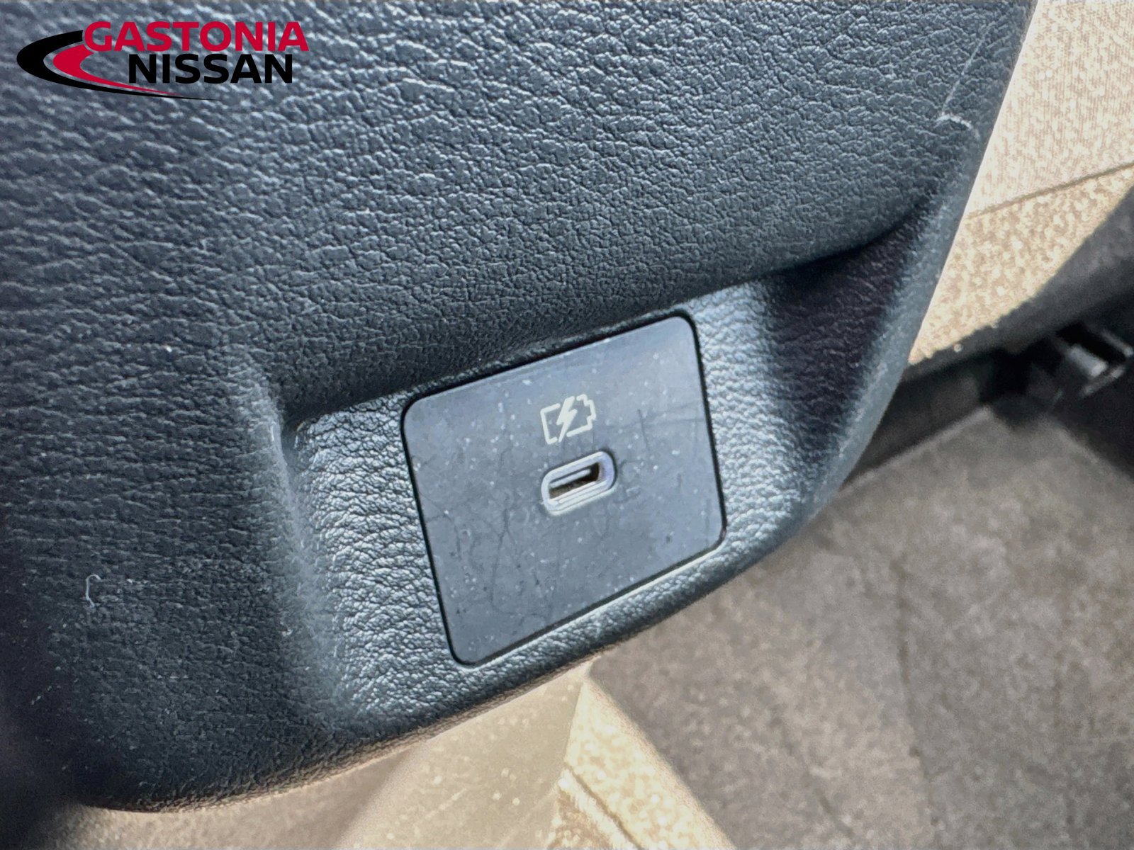 Used 2024 Nissan Versa SR FWD image 33